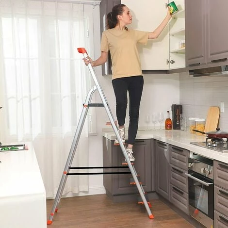 SONGMICS Échelle 6 Marches, En Aluminium, Escabeau, Largeur De La Marche: 12cm, Pliable, Avec Plateau à Outil, Pieds Antidérapants, Capacité De Charge 150KG GLT06BK - Gris Métallisé, Noir, Orange 3 SONGMICS Échelle 6 Marches, En Aluminium, Escabeau, Largeur De La Marche: 12cm, Pliable, Avec Plateau à Outil, Pieds Antidérapants, Capacité De Charge 150KG GLT06BK - Gris Métallisé, Noir, Orange – Image 2